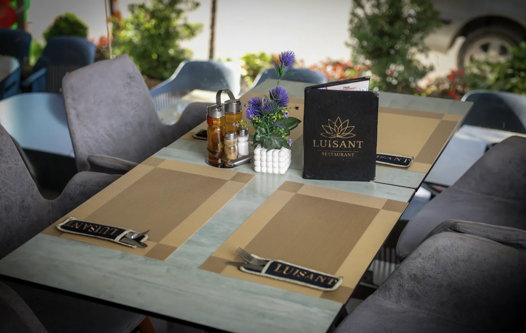 Intérieur du café restaurant Luisant à Martil