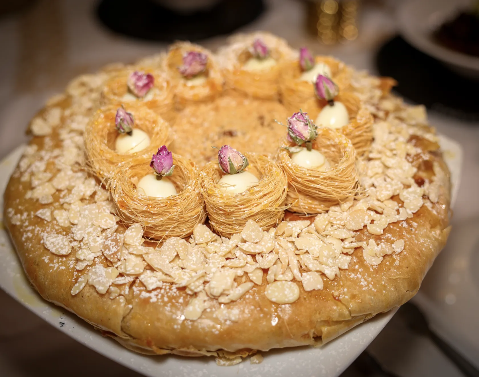 Pastilla sucrée aux amandes — spécialité du restaurant Luisant